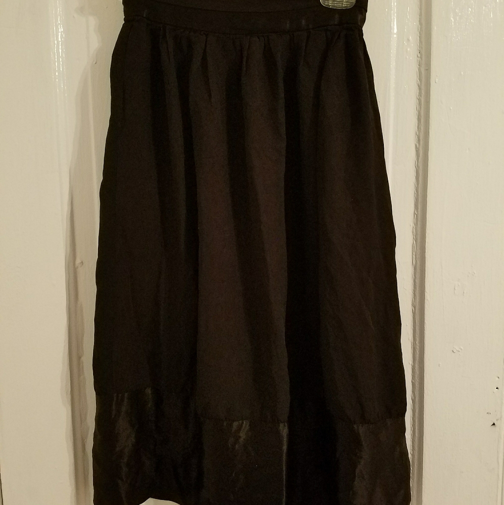 Black skirt with two fabrics, button closure